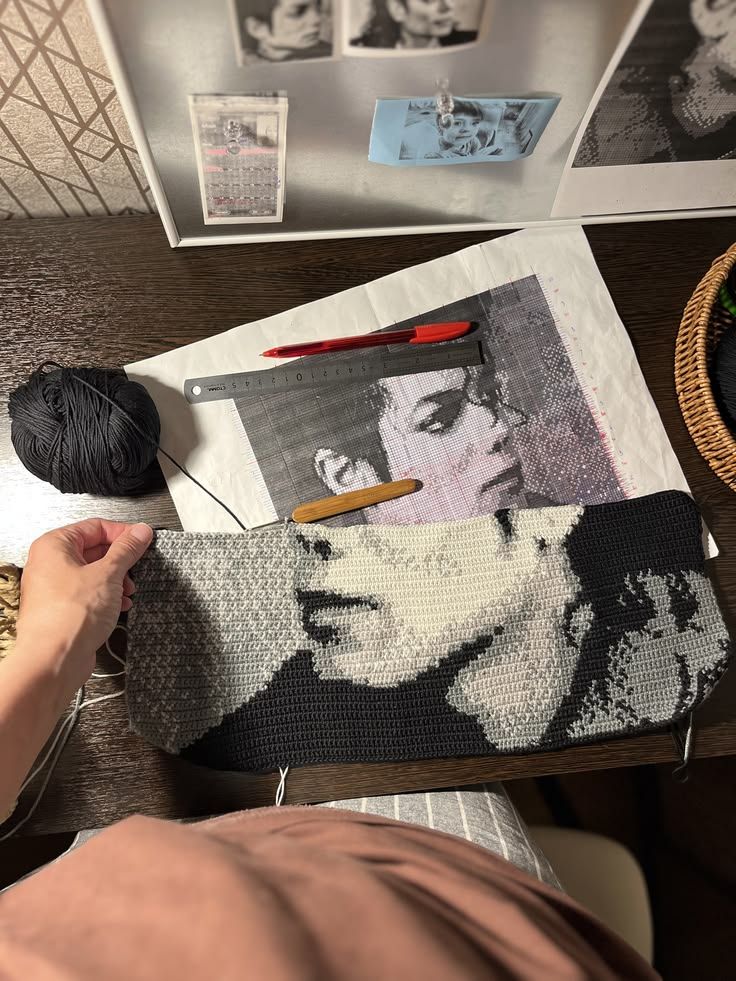 La foto de referencia al lado del retrato en crochet